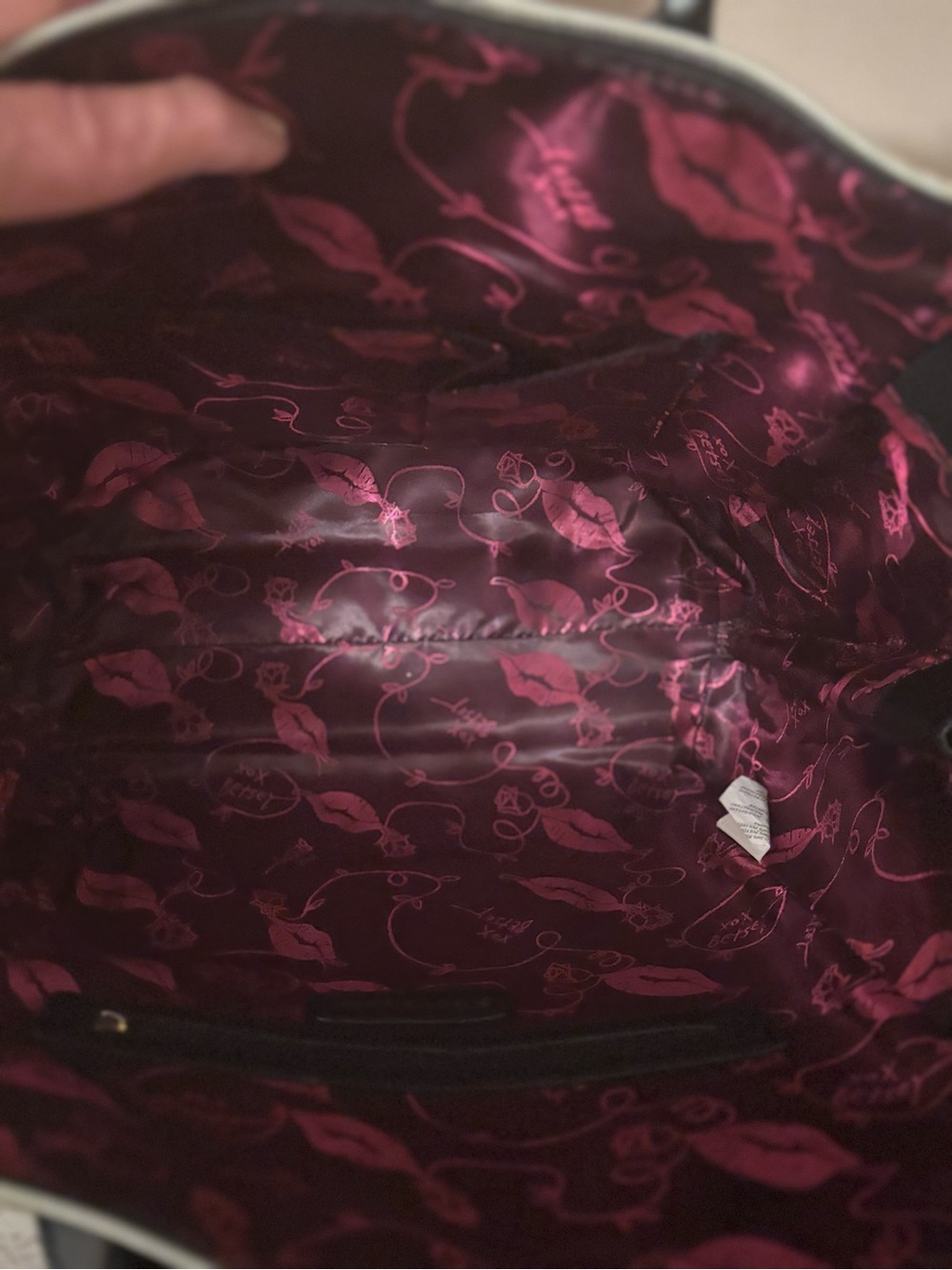 BETSEY JOHNSON BLACK QUILTED HEART SATCHEL - Picture 5 of 6